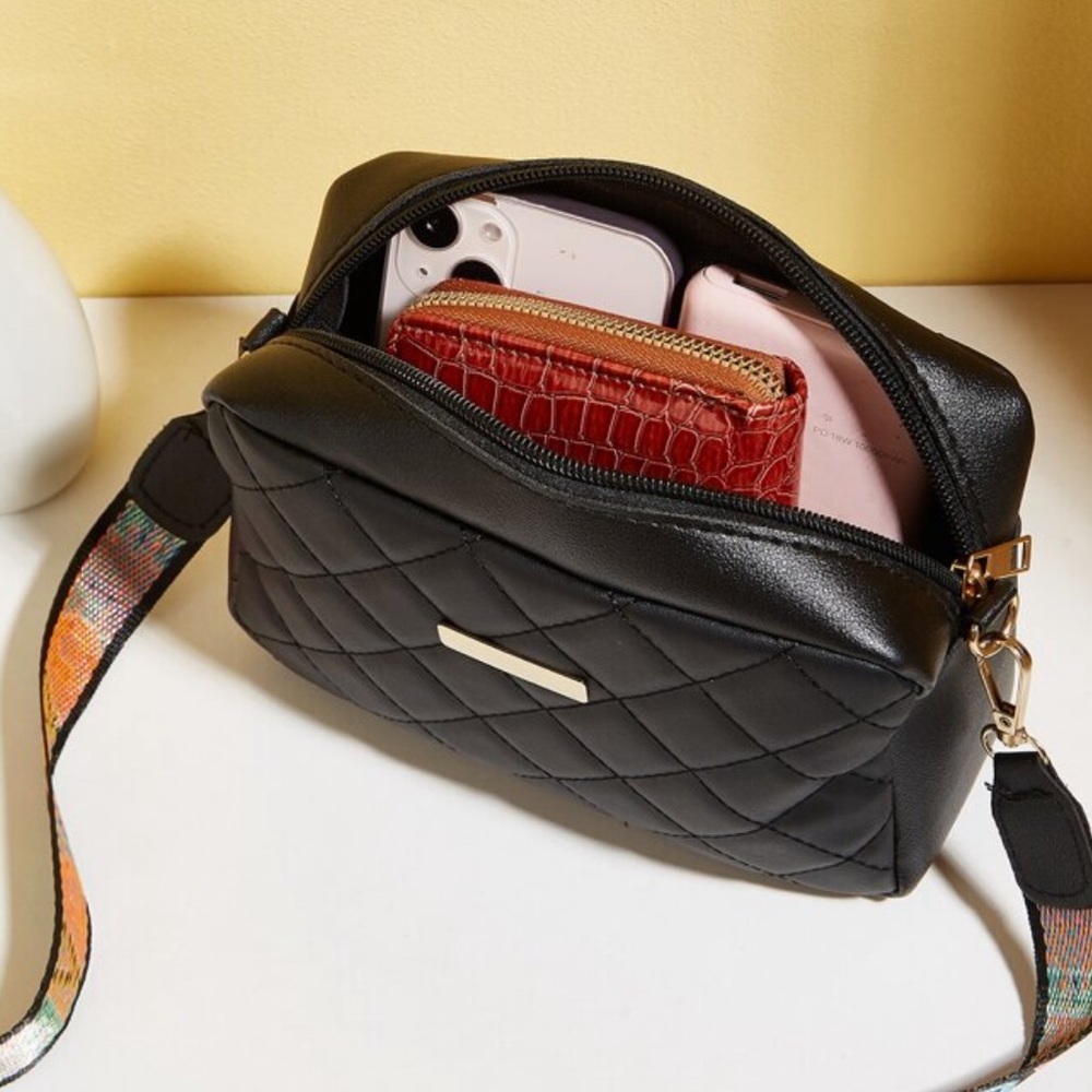 NWOT BLACK  Quilted w/ Multicolor LOVE Strap Purse Small/Med Bag - Picture 7 of 7